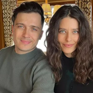 Alice Peneacă și Dragoș Caliminte s-au căsătorit la malul mării, la trei ani de când au devenit părinți: „Mulțumim, Doamne!” / Primele imagini de la cununia civilă