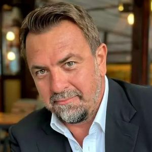Cum arată casa părintească a lui Horia Brenciu din Brașov. Locuința a devenit astăzi muzeu. Ce scrie la intrare: ”Călătorule, aici se află centrul României!”