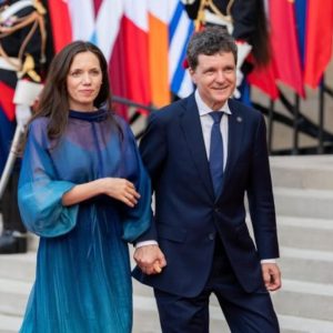 Cum s-a îmbrăcat Mirabela Grădinaru la dineul organizat de Emmanuel Macron. Într-o rochie vaporoasă, ținându-se de mână cu Nicușor Dan, prezența cuplului prezidențial român la Paris a atras toate privirile