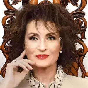 Angela Similea, sărbătorită cu fast, la 80 de ani: „Un nume care a însoțit generații întregi primește un omagiu aparte. Un gest rar pentru un artist”. Ce surpriză inedită i-au pregătit fanii
