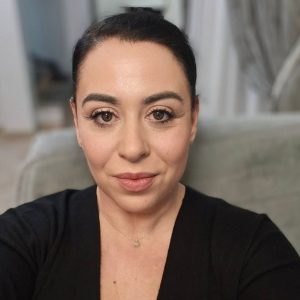 Ce a pățit Oana Roman pe aeroport, după vacanța petrecută la Cannes: „Peste 100 de oameni stau în picioare sau pe jos, cu copii mici!”