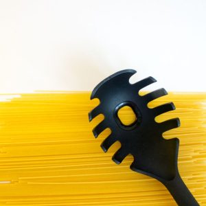 Ce rol are gaura din lingura pentru paste