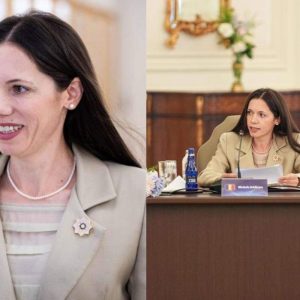 Mirabela Grădinaru, apariție elegantă la Summitul NATO de la Ankara. A purtat un costum bej-crem, cu un colier fin din perle și o broșă deosebită