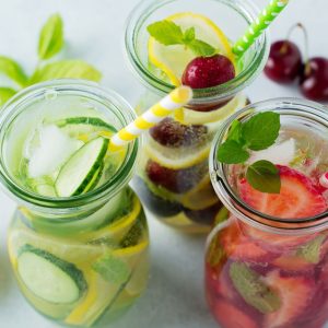 Combinații răcoritoare de apă cu fructe și plante aromatice pentru vară