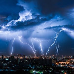 De ce fulgerele se văd înainte să se audă tunetul
