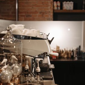 Espressorul pentru birou vs. espressorul de acasă – la ce să fii atent când alegi un model pentru echipa ta în 2026