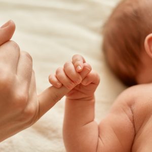 Premieră la o maternitate din Iași. O femeie de 55 de ani a născut un bebeluș sănătos: „Fiecare sarcină este unică!”