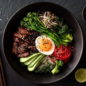 Rețetă de Bibim Guksu. Tăiței reci cu sos picant coreean