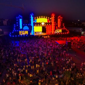 Dan Negru, Irina Baianț și Fanfara Reprezentativă a Forțelor Navale au celebrat Ziua Imnului Național la NIBIRU, în fața a 25.000 de oameni