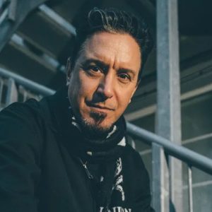 A murit Lou Koller, cofondatorul trupei „Sick of It All”. Avea 59 de ani și suferea de cancer: „Am pierdut un prieten iubit și un solist emblematic”