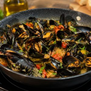 Rețetă de midii în sos de vin alb. Preparatul aromat care transformă orice masă într-un festin
