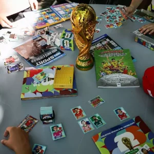 Messi și Yamal, motiv de negociere la schimburile de stickere Panini, în curtea Muzeului Literaturii Române din București