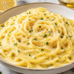 Rețetă de paste cu unt și lămâie. Preparatul italian cu un sos fin și catifelat, perfect pentru un prânz rapid