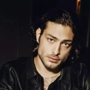 Cum s-a afișat Toto Dumitrescu pe rețelele de socializare, la aproape o lună de când a fost internat la Obregia. A publicat o imagine din club, în compania a două tinere