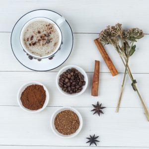3 condimente neașteptate care potențează gustul cafelei mai bine decât zahărul