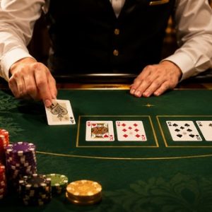Baccarat live: Regulile de bază și cum se joacă la masa cu dealer real