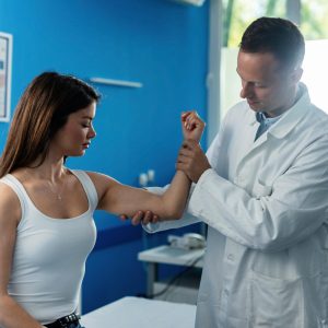 Umărul care nu se vindecă singur: de ce contează cât de repede ajungi la medic