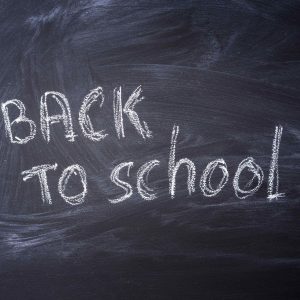 Trezitul brusc după vacanță: cum susțin somnul și vitaminele pentru imunitate revenirea copilului la școală
