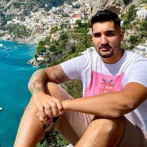 Cine este Nadir Tamuz. Artistul s-a născut în Libia, a cântat cu Loredana, are doi copii, iar în memoria mamei sale și-a tatuat un verset din Coran: „Să-ți tratezi părinții cu caritate”