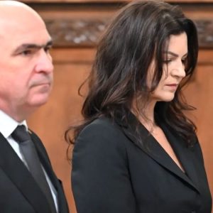 Răspunsul lui Ilie Bolojan, întrebat dacă va publica declarația de avere a partenerei sale, precum Nicușor Dan: „Am respectat întotdeauna legea”/ Cu ce se ocupă Ioana Fâșie