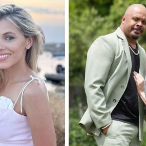 Andreea Ibacka la UNTOLD purtând o rochie neagră cu decolteu în X și bocanci negri, simbol al vieții după divorț și independenței sale. | sursa foto: Viva