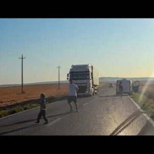 Scene de infarct în Tulcea, după ce un copil de 5 ani a căzut din mașină, în mers, la câțiva metri de roțile unui TIR. Polițist: „De azi, voi da amendă tuturor părinților care își transportă copiii fără centură de siguranță”
