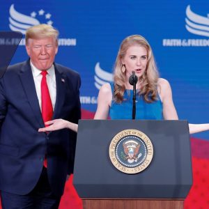 Cine este Natalie Harp, asistenta personală a lui Donald Trump. Tânăra de 35 de ani a renunțat la cariera TV și a călătorit în portbagaj doar ca să-l însoțească non stop: „Îi este devotată și loială sută la sută”