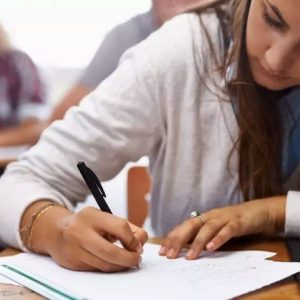 Programa pentru liceu se schimbă după 20 de ani, în anul școlar 2026-2027. Ce modificări importante apar și care sunt materiile care dispar