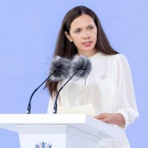 Ținuta purtată de Mirabela Grădinaru în Ucraina, sub lupa stilistului: „O rochie foarte bună, accesorizată corect. Problema cea mare e  atitudinea: e foarte crispată”/ Ce s-a observat la ținuta Maiei Sandu