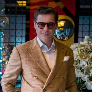 Adi Sînă este de 30 de ani pe scenă. Ce se ascunde în spatele succesului: „Drumurile lungi, nopțile nedormite, distanța față de familie sunt momente în care, deși ești înconjurat de oameni, te poți simți singur” / EXCLUSIV