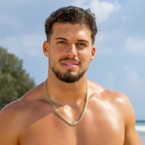 Cine este ispita Alberto Grecu de la Insula Iubirii 2026. Are 26 de ani, este creator de conținut și are milioane de aprecieri pe rețelele sociale