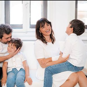 Cum și-a cunoscut Aylin Cadîr soțul în urmă cu 23 de ani, când încă făcea parte din trupa Pops: „Mi-a plăcut de el din prima clipă. L-am observat de când a intrat în grădină, brunet, în jeanși, tricou alb”/ EXCLUSIV