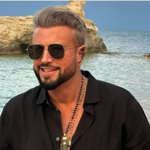 Cum a fost copilăria lui Cătălin Botezatu și ce relație are în prezent cu părinții lui: ”Tata era cel mai permisiv și niciodată nu mă bătea, mama era mai autoritară și mă mai altoia” / EXCLUSIV