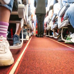 Confort și siguranță în avion. Ce încălțăminte să nu porți când călătorești