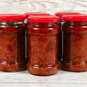 De ce să întorci borcanele după ce pui zacusca. Trucul care îți salvează conservele