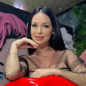 Deea Maxer a păstrat numele fostului soț, Dinu Maxer, după ce s-a căsătorit cu Constantin Cataramă: „În acte sunt Maxer în continuare. Am solicitat ca numele public să fie numele meu legal”