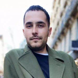 Cine este Edmond Niculușcă, cofondatorul La Mița Biciclista care a declanșat „războiul merdenelelor”. A studiat Teologia și a fost consilierul lui Nicușor Dan la primăria Capitalei
