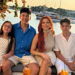 Ce activități are Elena Gheorghe cu Nicholas, fiul ei de 15 ani, și cum a surprins-o, recent, adolescentul: ”Mergem împreună la sală. I-am promis că până în septembrie-octombrie o să fim numai mușchi și fibră”/ EXCLUSIV