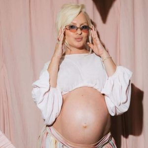 Alexandra Stan a născut o fetiță! La 37 de ani, cântăreața a devenit mamă pentru prima oară. Numele special pe care l-a ales pentru fiica ei: „E puternic, e feminin și e mama tuturor”