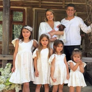 Laura Cosoi, botez de poveste pentru cea de-a cincea fetiță, în Maramureș: „Zi binecuvântată în familia noastră! Avem inimile pline” / Imagini spectaculoase de la creștinarea Ninei