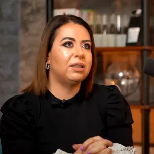 Oana Roman susține că a fost amenințată cu moartea și că persoane necunoscute i-au filmat casa. A apelat la Poliție: „Jigniri, blesteme. M-au călcat în picioare!”