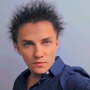 Ce a găsit o turistă într-un apartament închiriat de Mihai Trăistariu la mare. Recenzia ei de nota 4: „Pereți plini de ulei, lenjerii pătate, canapeaua ruptă!”