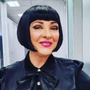 Cum este Neti Sandu dincolo de micul ecran și ce relație are cu celebritatea: „Mai neplăcut e atunci când anumiți oameni vin cu o familiaritate nepotrivită și îți dau așa o palmă peste umăr, de parcă ne cunoaștem de-o viață”  / EXCLUSIV