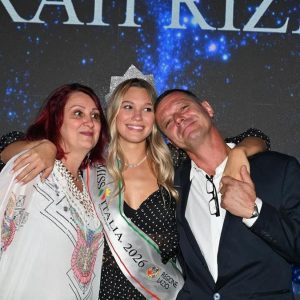 Miss Italia 2026 este o româncă de 18 ani. Cine este Sarah Rizea, sportivă de performanţă, și cu ce se ocupă părinții ei: „Dedic victoria familiei mele”
