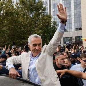 Călin Georgescu a plecat liber de la Tribunalul București, în aplauzele susținătorilor, după o noapte în arestul Capitalei: „Șahul se joacă până cade regele. Și-n acest dosar sunt nevinovat!”