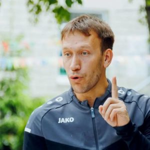 Arbitrul de fotbal Gheorghe Moldovan s-a sinucis, la 30 de ani, în casa soției, cu care se afla în divorț. Avea trei copii și a lăsat un mesaj de adio