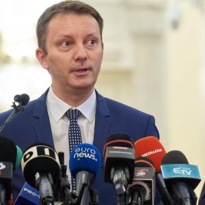 Guvernul Mureșan, susținut de PNL, USR și UDMR, a picat în Parlament, cu 182 voturi pentru și 15 împotrivă / Discursurile liderilor politici