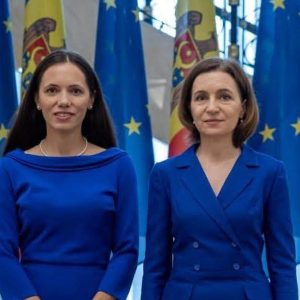 Cum s-a îmbrăcat Mirabela Grădinaru la conferința despre siguranța online de la Chișinău. Partenera lui Nicușor Dan și Maia Sandu, rafinament în albastru regal