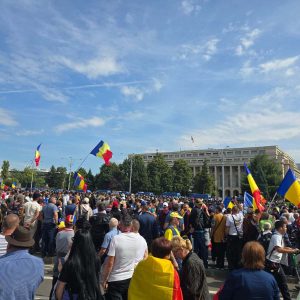 Protestul ciobanilor din Piața Victoriei a degenerat. Violențe, gaze lacrimogene, o mașină a Jandarmeriei vandalizată și un protestatar la spital: „Facem apel la calm!”