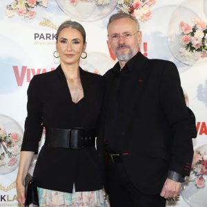 Mihai Albu și soția, Elena Nechifor, apariție de cuplu cu stil și personalitate la VIVA! Influencers Party 2026. Cum au reinterpretat tema Urban BLOOM